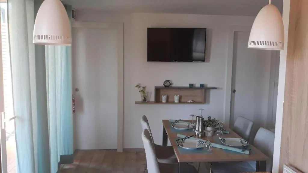 Beach House Beta With Pool, Jacuzzi, Playground & Bbq In An Olive Grove With A Beach, Pomer - Istria Pula