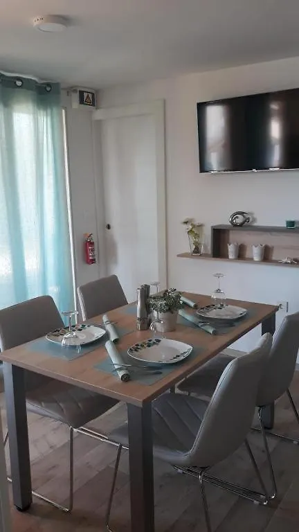 Beach House Beta With Pool, Jacuzzi, Playground & Bbq In An Olive Grove With A Beach, Pomer - Istria Pola