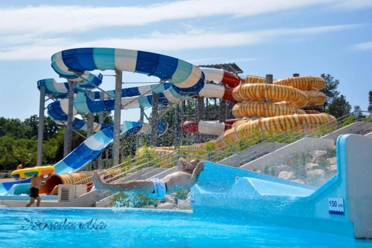 Beach House Beta With Pool, Jacuzzi, Playground & Bbq In An Olive Grove With A Beach, Pomer - Istria 풀라